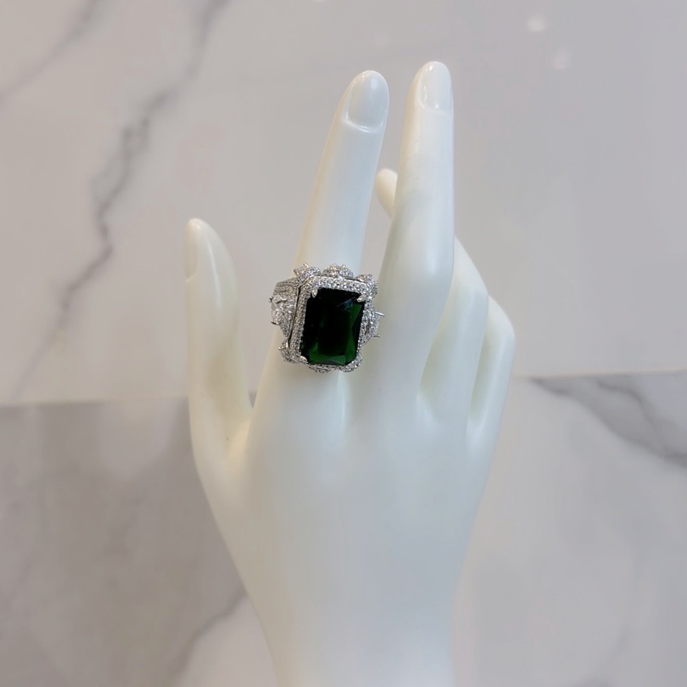 Green Stone Ring 💍 size 7